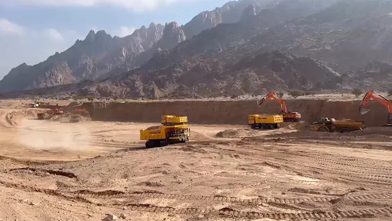 Operación de camión volquete todoterreno en la construcción de movimientos de tierra